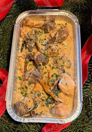 Una foto de Pollo con colmenillas y setas silvestres para buffet navideño