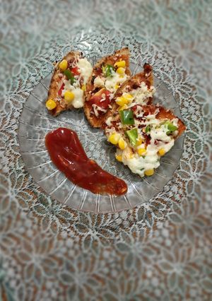 ભાખરી પીઝા (Bhakhri Pizza Recipe In Gujarati) રેસીપી મુખ્ય ફોટો