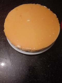 Una foto de Tarta de queso y zumo de mandarina