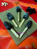 કાળા તલ - ખજૂર અને સૂકામેવા પોપ્સ (Black seasome and dates with dry fruit pop's recipe in Gujarati)
