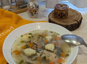 Фото Бульйон з домашньою куркою і галушками.