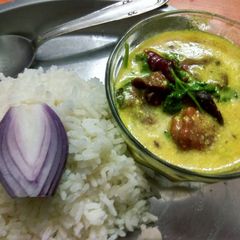 A picture of Punjabi kadhi pakodi.