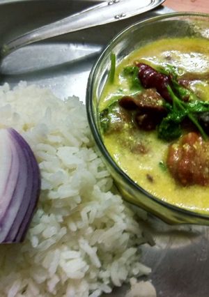 A picture of Punjabi kadhi pakodi.