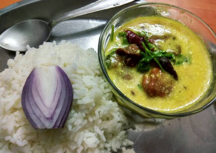 Punjabi kadhi pakodi