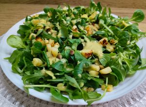 Una foto de Ensalada de chirivía y canónigos