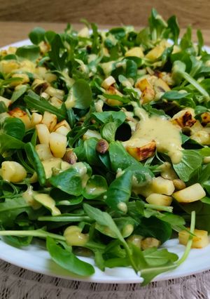 Una foto de Ensalada de chirivía y canónigos