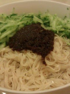夏日清涼黃瓜統一肉燥乾拌意麵 的食譜成品照片