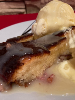 Una foto de Brownie de chocolate blanco con fresas