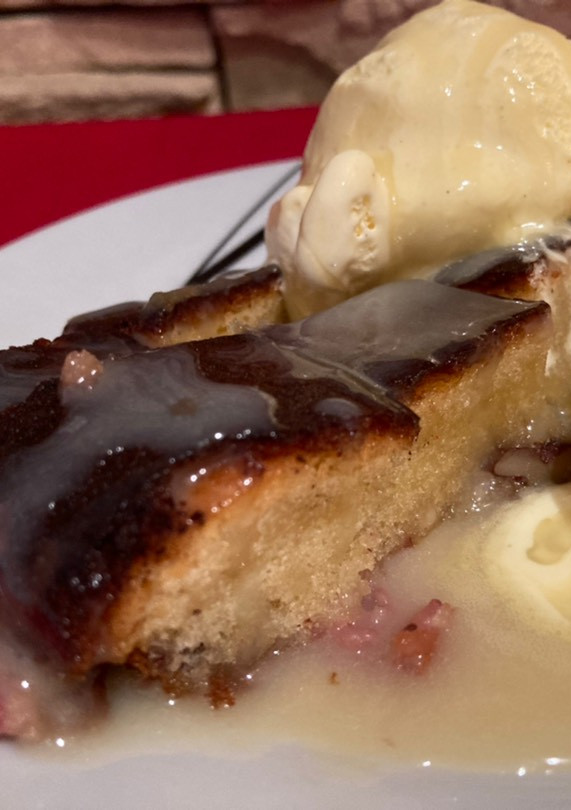 Una foto de Brownie de chocolate blanco con fresas