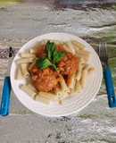 Albóndigas de carne en salsa de tomate con mostaccioli