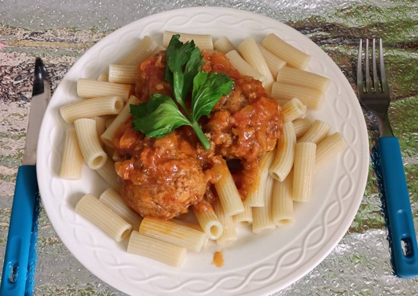 Albóndigas de carne en salsa de tomate con mostaccioli