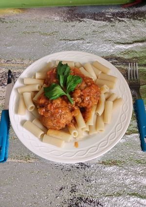 Una foto de Albóndigas de carne en salsa de tomate con mostaccioli