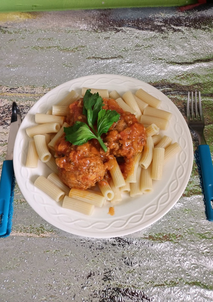 Una foto de Albóndigas de carne en salsa de tomate con mostaccioli