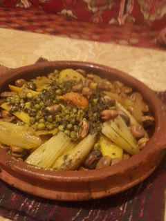 صورة لوصفة طاجين الدجاج والبسباس وبطاطا وفول وجلبان