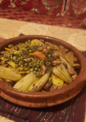 صورة لوصفة طاجين الدجاج والبسباس وبطاطا وفول وجلبان