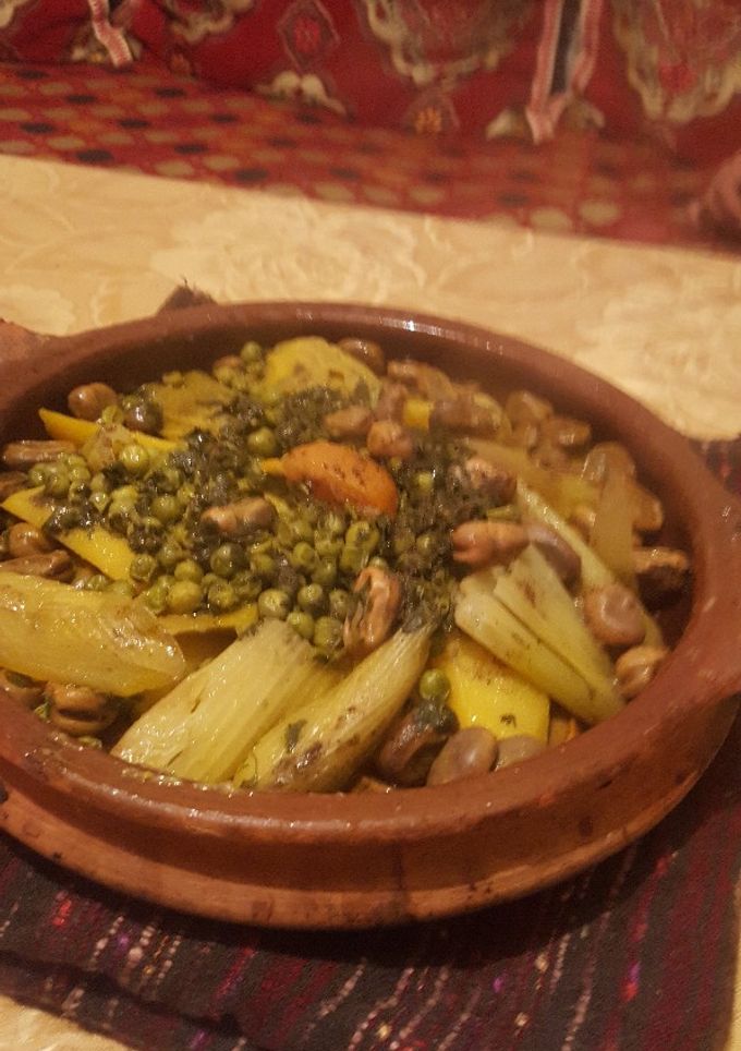 صورة لوصفة طاجين الدجاج والبسباس وبطاطا وفول وجلبان