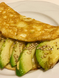 Una foto de Tortilla de aguacate con sésamo
