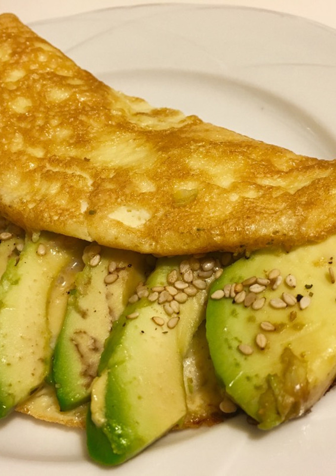 Una foto de Tortilla de aguacate con sésamo