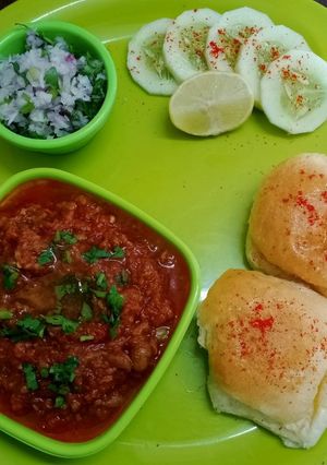 कुकर में बनी पावभाजी (cooker mein bani pav bhajib recipe in Hindi) रेसिपी मुख्य फोटो