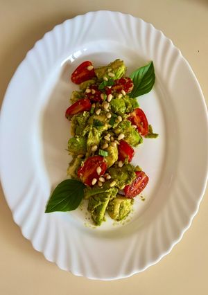 Φωτογραφία της συνταγής 🥗Σαλάτα Αβοκάντο🥑 Πέστο🫙 Ντοματίνια🍅 κουκουνάρι!