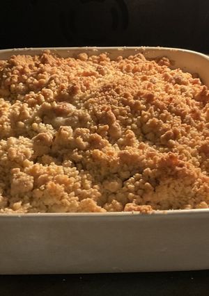 Une photo de CRUMBLE POMMES 🍎 RHUBARBE 🍃🍀🍓fraise🍓🍓