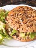 Burger Nguyên Cám Kẹp Ức Gà & Hummus
