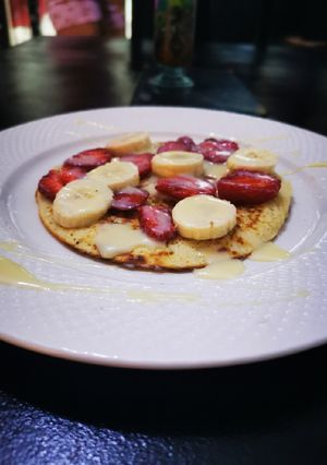 Una foto de Panquecas con frutas y leche condensada