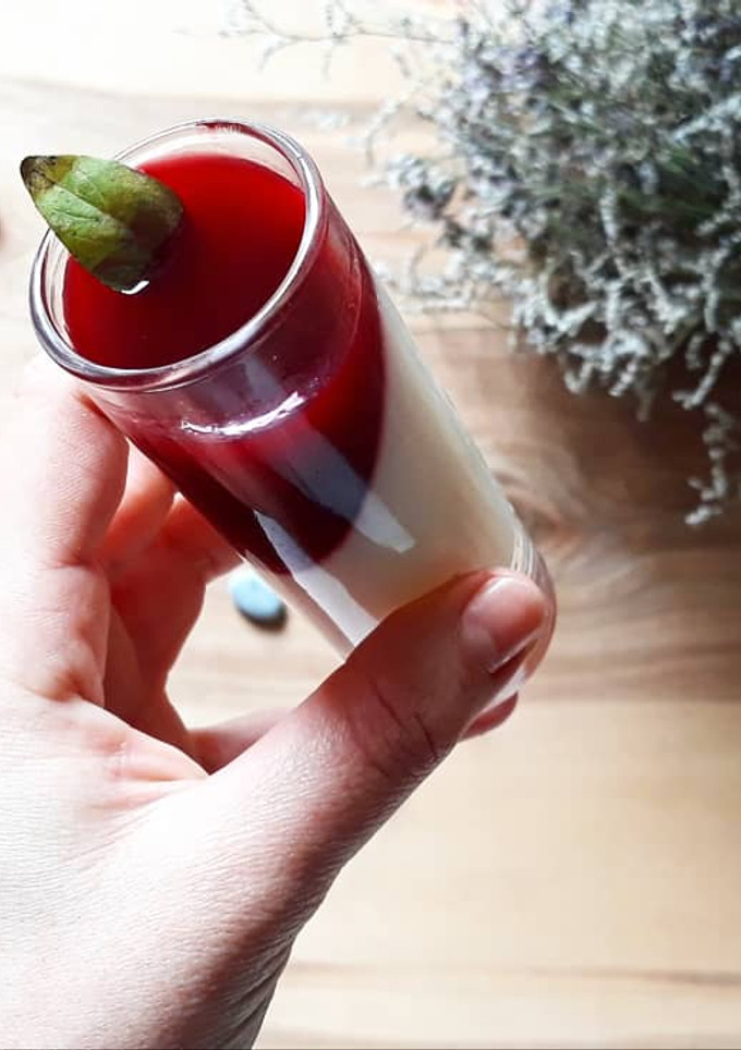 Una foto de Pannacotta con salsa de frambuesa