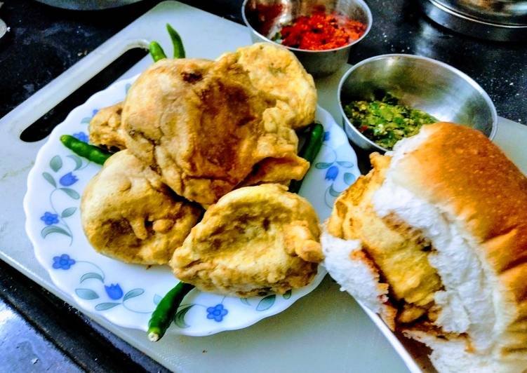 Maharashtra special Vada pav and Lehsun chutney and Thecha chutn