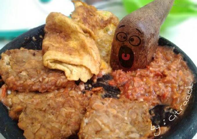 Yuk intip, Bagaimana cara bikin Tempe Penyet + telur dadar Sambal terasi  gurih