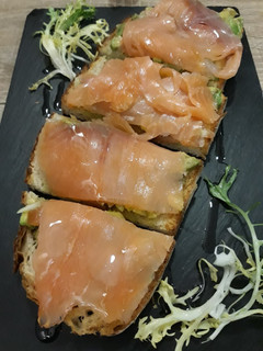Una foto de Tosta de Salmón con Guacamole