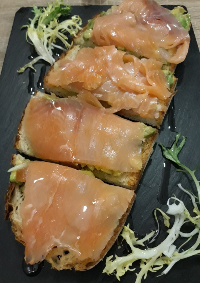 Una foto de Tosta de Salmón con Guacamole