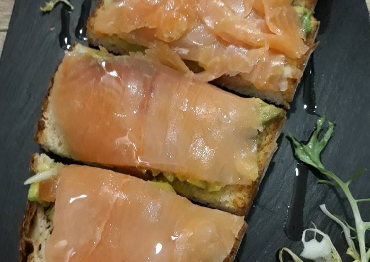 Tosta de Salmón con Guacamole