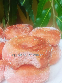 A picture of Strawberry flavoured Donut.