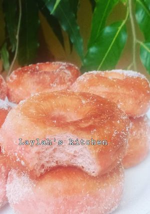 A picture of Strawberry flavoured Donut.