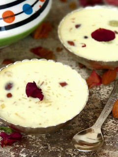 बचें हुए चावल की बादामी - खीर (chawal badami kheer recipe in hindi) रेसिपी मुख्य फोटो