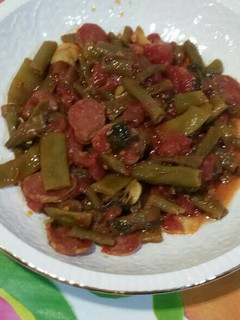 Una foto de Judías con tomate y fuet