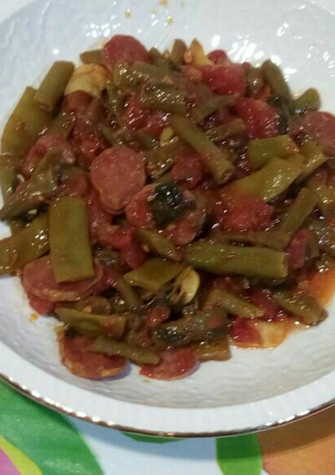 Una foto de Judías con tomate y fuet