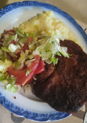 Bécsi szelet (sertésből) krumplipürével és salátával recept fotója