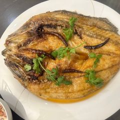 A picture of Pla Krapong Tod Nam Pla - Fried Sea Bass with Mango Salad - Woowwwweeeee - Amazing - Enjoy :P.