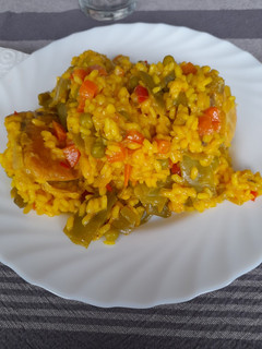 Una foto de Arroz con pollo y verduras