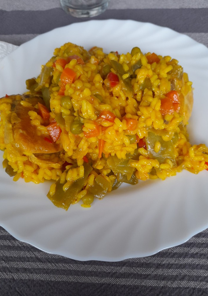 Una foto de Arroz con pollo y verduras