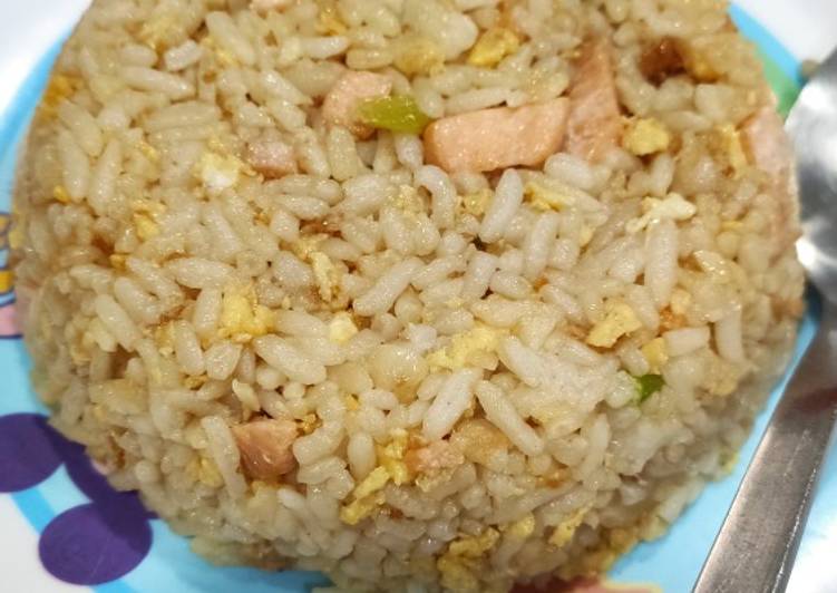 Bagaimana Menyiapkan Nasi Goreng Salmon yang Bisa Manjain Lidah