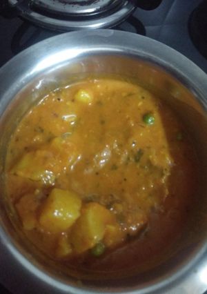A picture of Aloo matar curry.