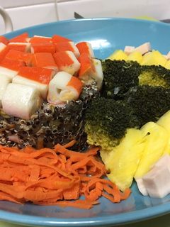 Una foto de Quinoa con brócoli, zanahoria, pavo y piña