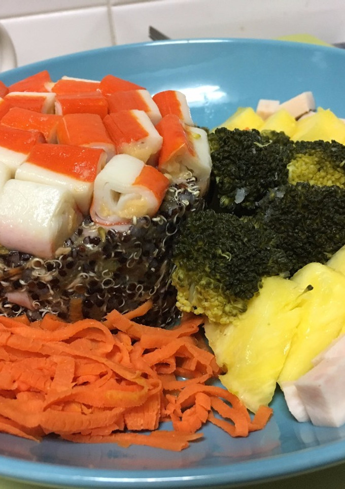 Una foto de Quinoa con brócoli, zanahoria, pavo y piña