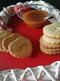 Biscotti frolla al cocco farciti con salsa al caramello homemade