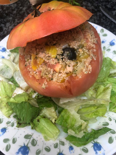 Una foto de 428. Tomates rellenos de quinoa y atún (entrante verdura)