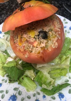 Una foto de 428. Tomates rellenos de quinoa y atún (entrante verdura)