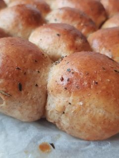 Szalámis-sajtos, teljes kiőrlésű, kelt gombóc, fűszeres vajjal recept fotója
